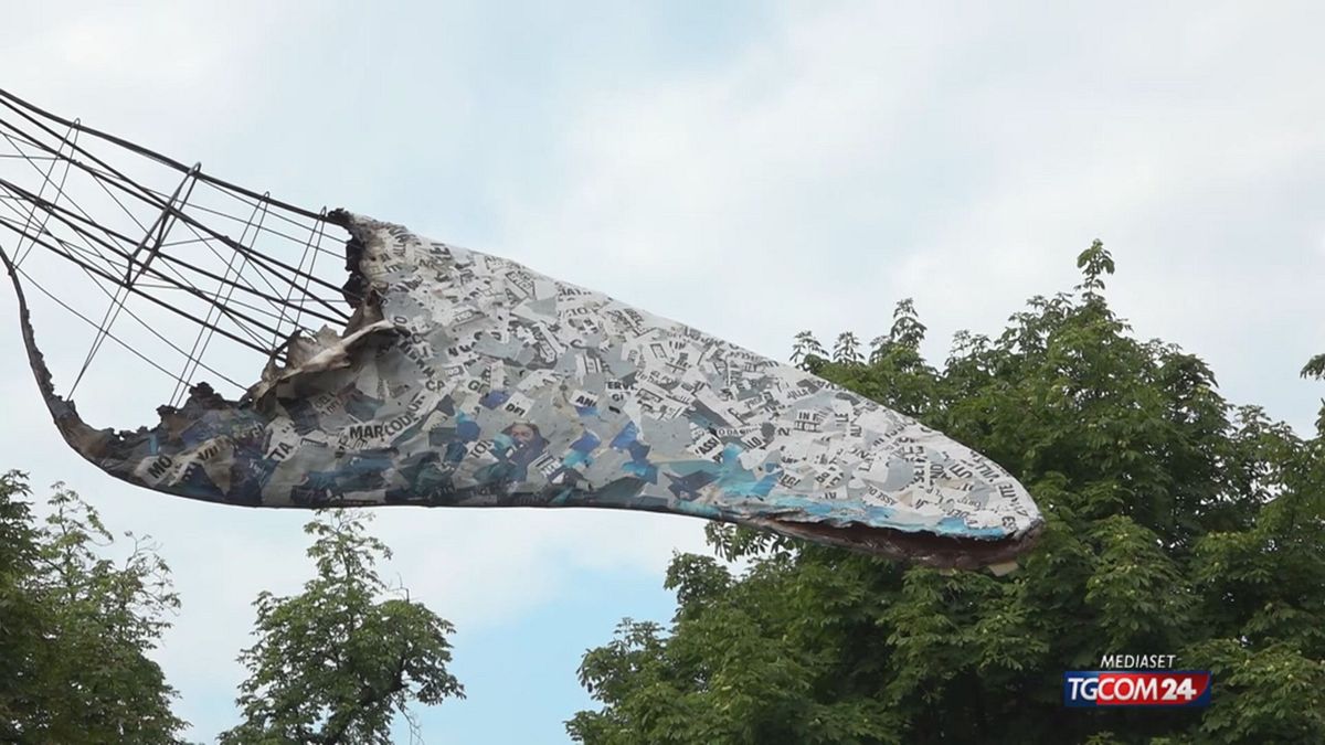 Bruciata la balena di cartapesta di Jacopo Allegrucci alla Triennale