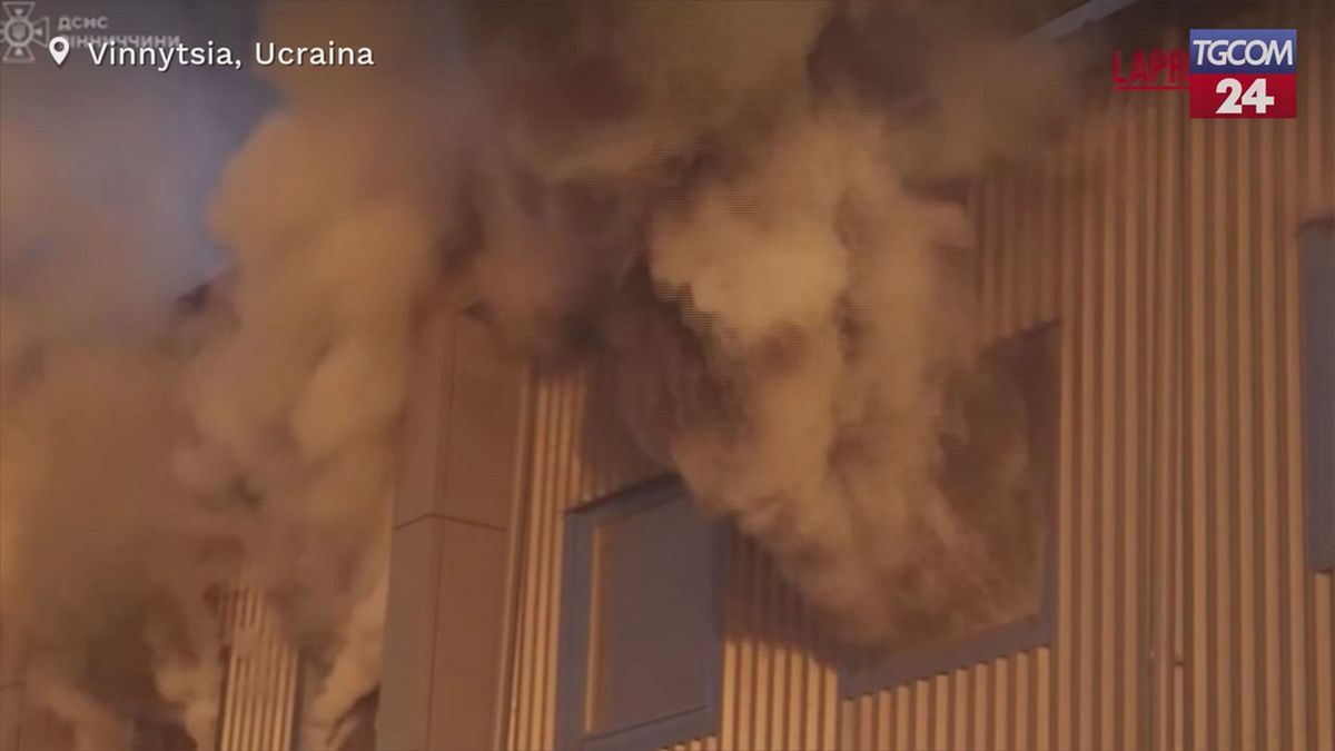 Ucraina, droni russi sulla città di Vinnytsia: soccorsi al lavoro