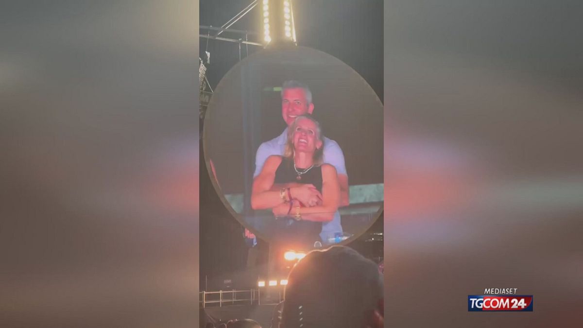 La kiss cam al concerto dei Coldplay svela un presunto tradimento: il video è virale