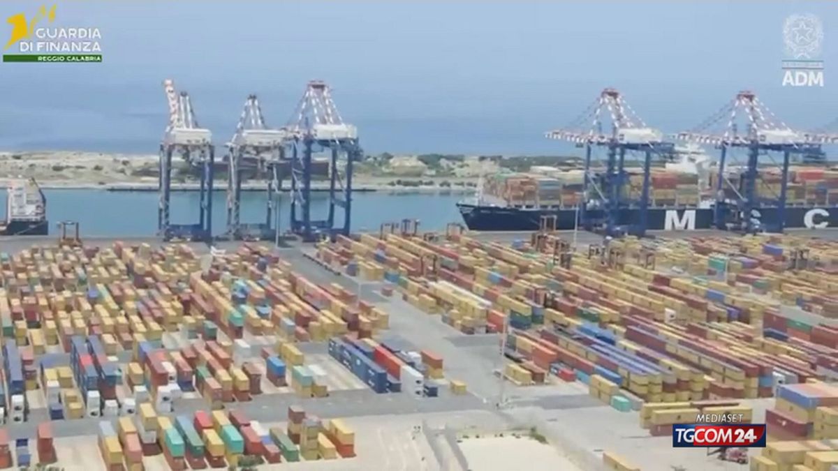 sequestrati nel porto di gioia tauro 1220 kg di marijuana