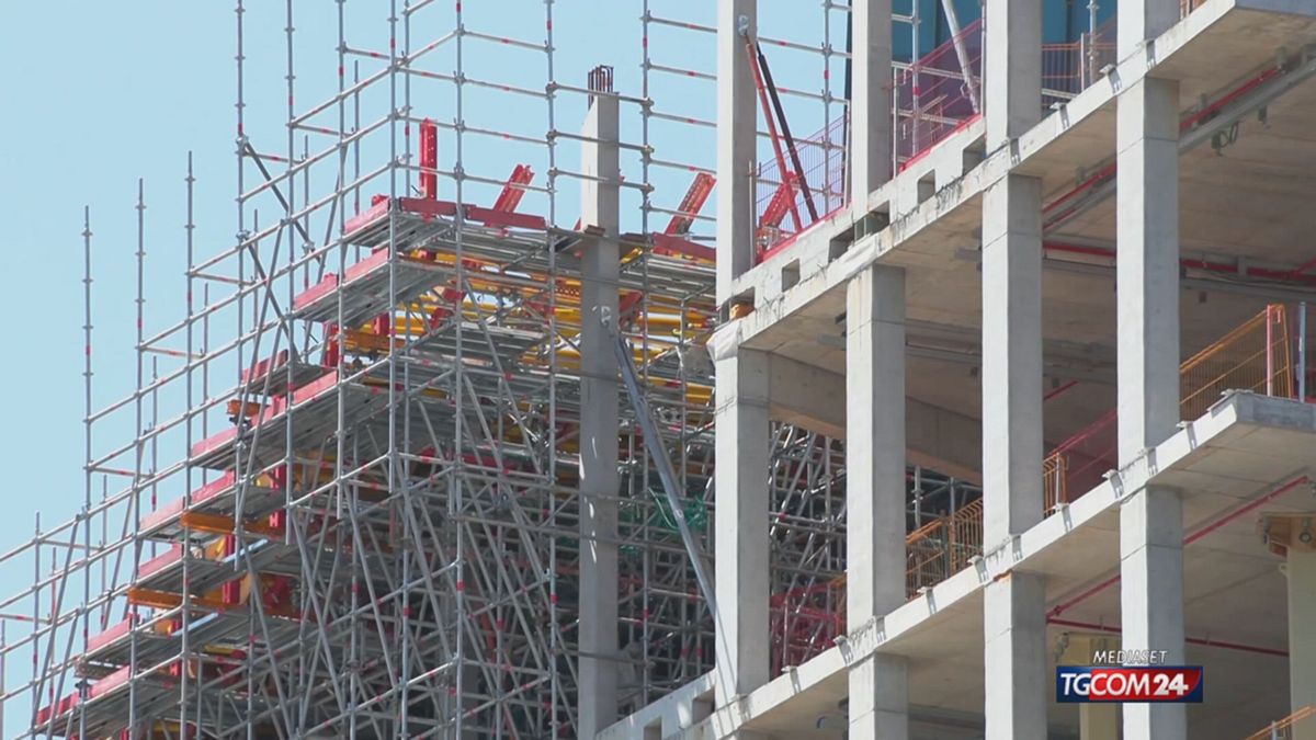 Favors, Baskı ve 4 Milyon Danışmanlık, “Milan Modeli” suçlamaları