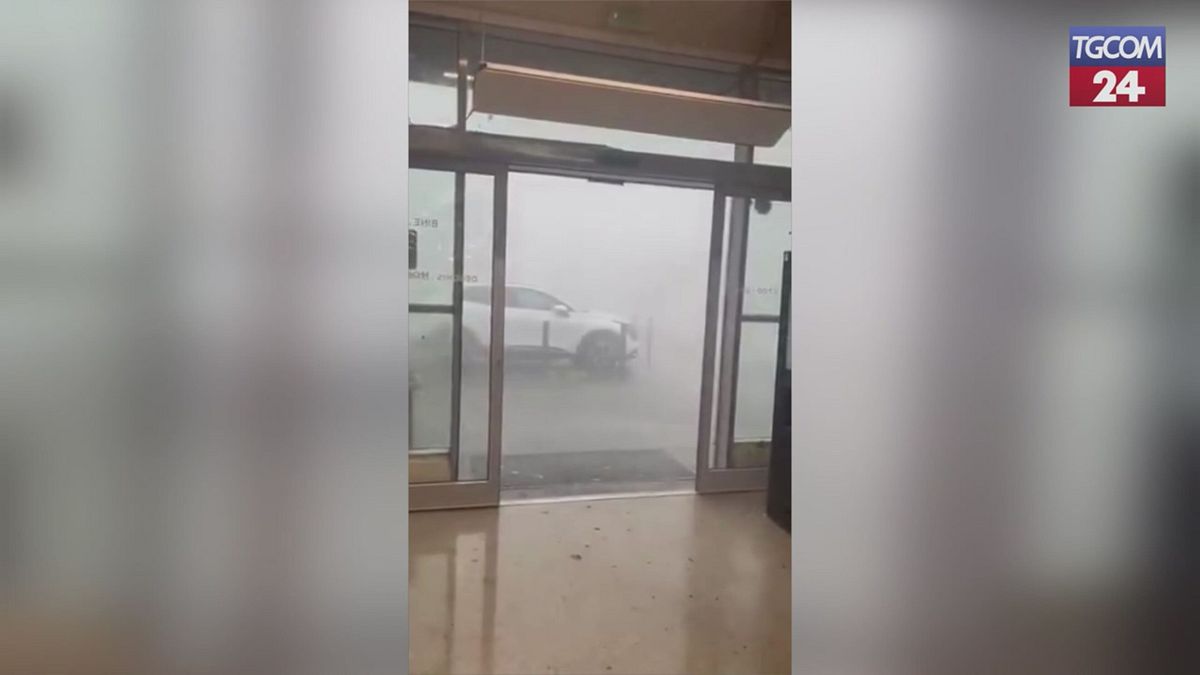 tempesta sulla romania gravi danni a bucarest