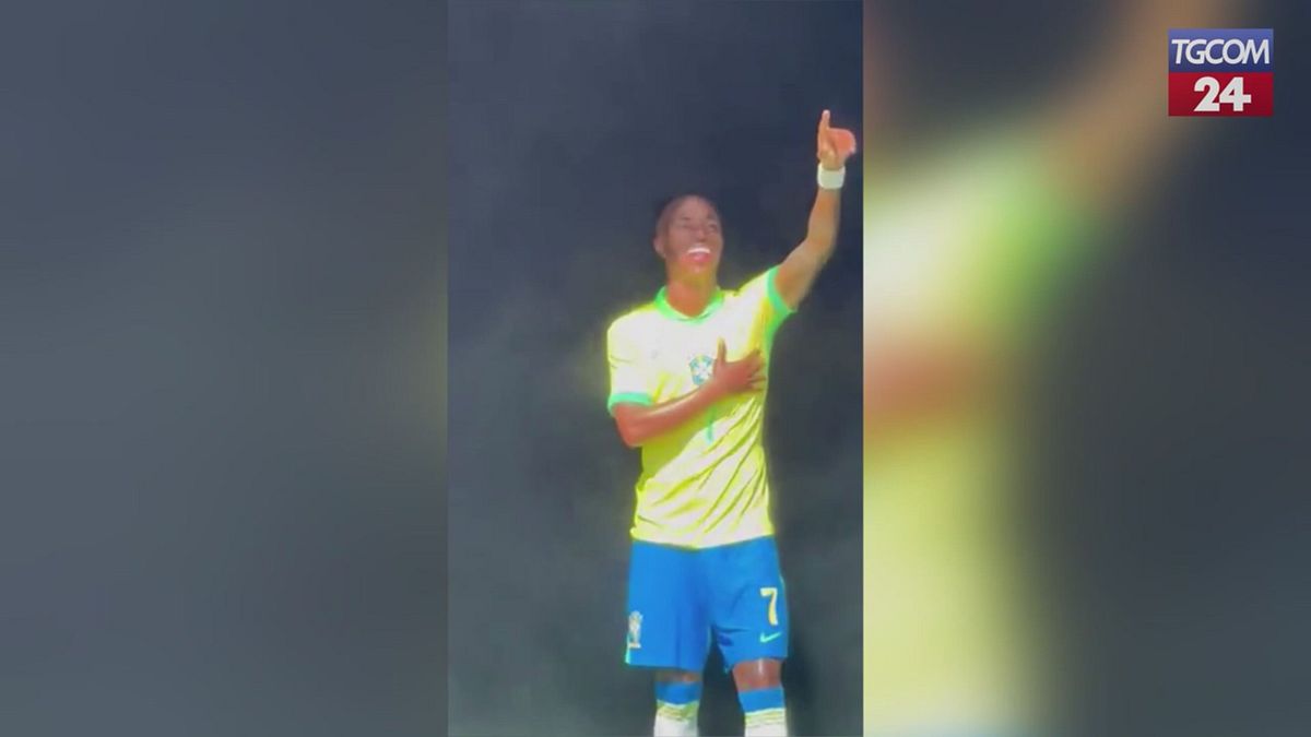 vinicius jr svelata la statua di cera la somiglianza 232 incredibile