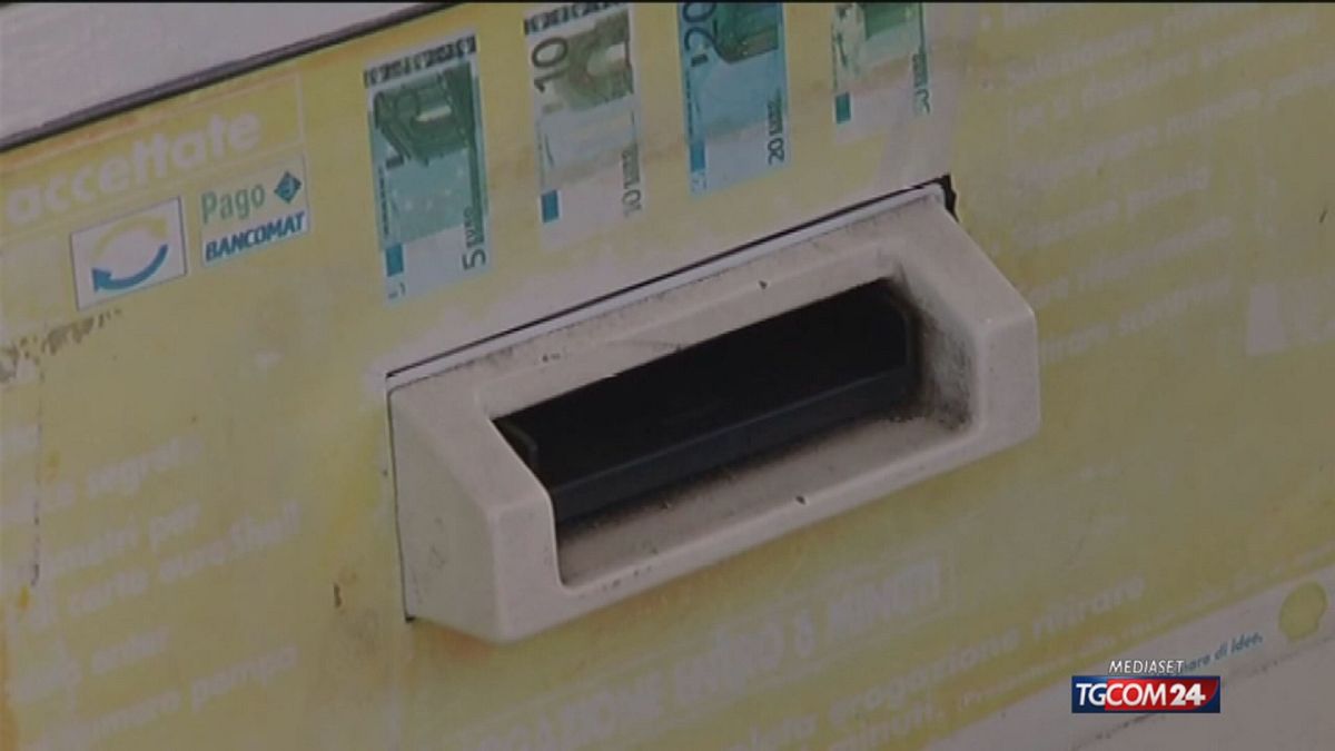 allarme pseudo bancomat per i turisti rischio riciclaggio