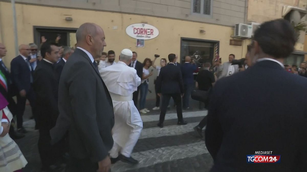 Papa Leone XIV saluta i fedeli ad Albano Laziale