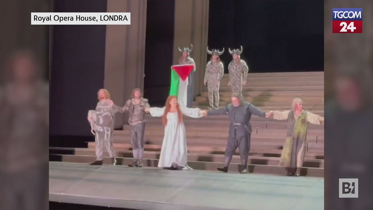 Attore con la bandiera palestinese sul palco: membro dello staff cerca di strapparla