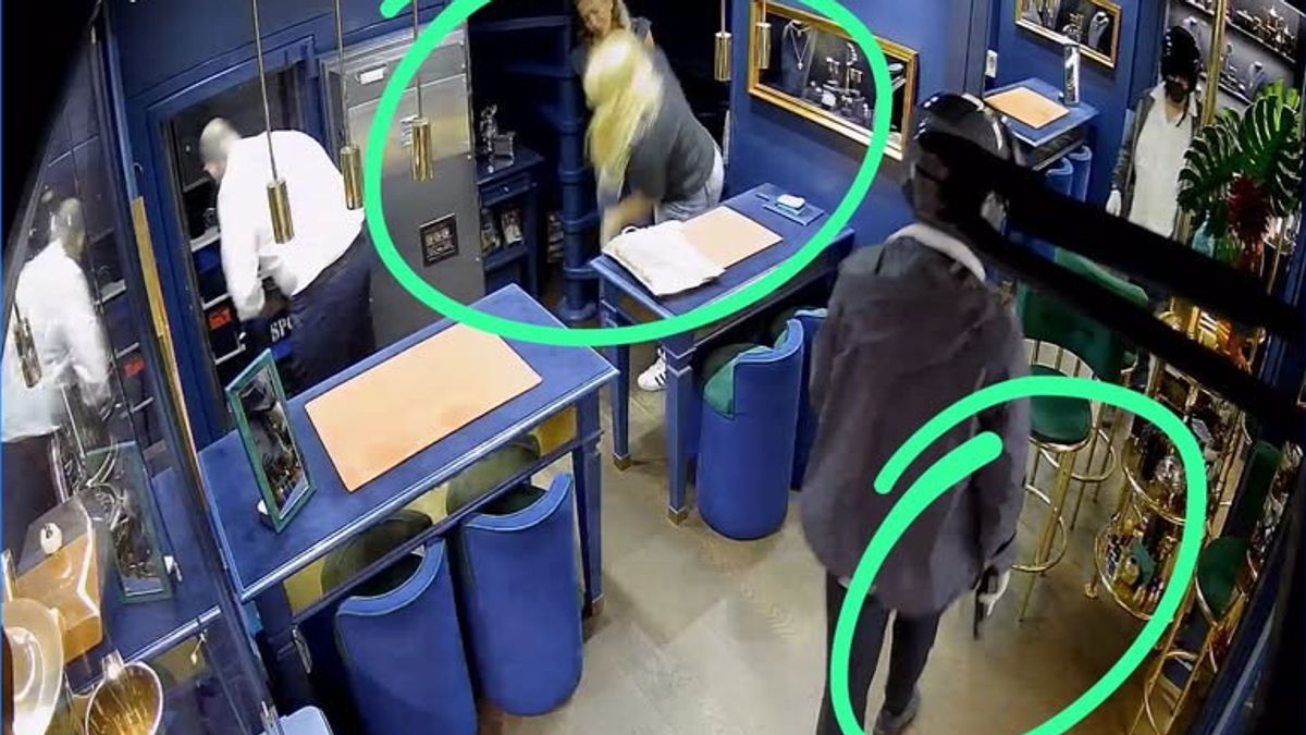 rapina in gioielleria a napoli cliente legata con il nastro adesivo