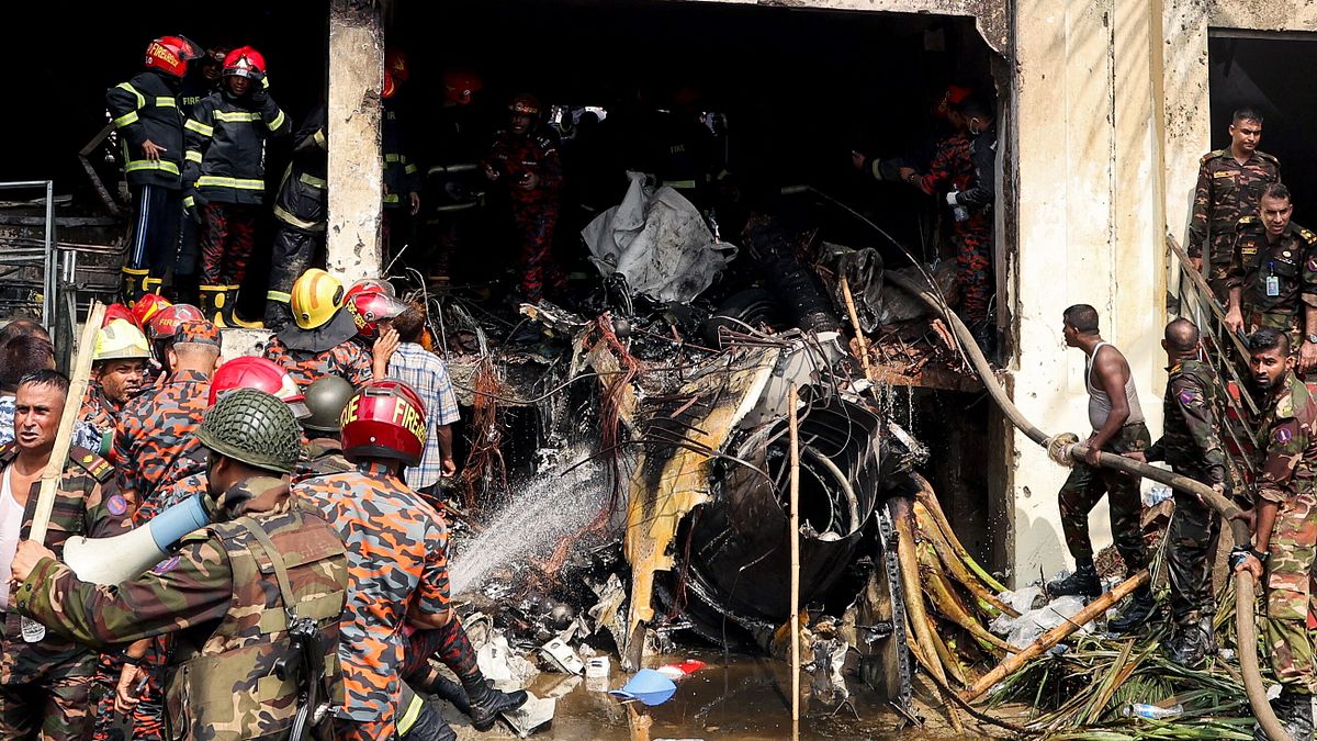 Bangladesh, aereo militare si schianta su una scuola: strage di studenti a Dacca