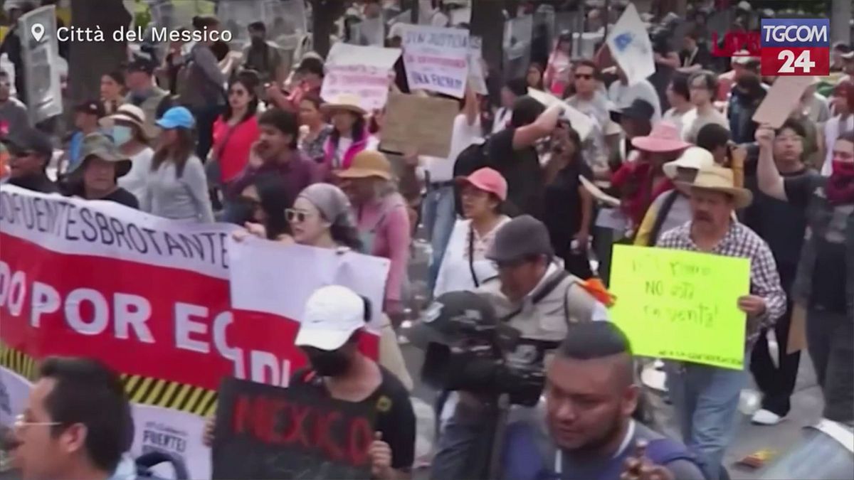 Città del Messico, manifestazione contro la speculazione edilizia in vista dei Mondiali 2026