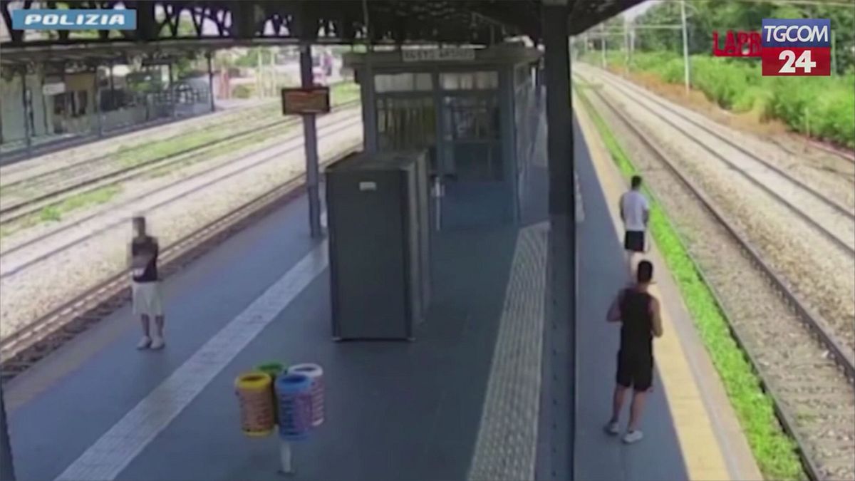 turista americano accoltellato su un treno a san giuliano milanese fermati due giovani