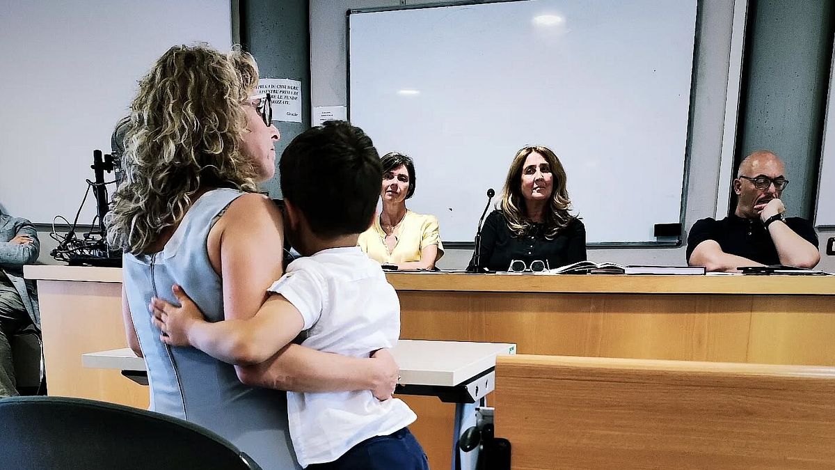 Povegliano (Verona), discute la tesi di laurea con il figlio in braccio: "Troppe donne costrette a scegliere tra famiglia e lavoro"