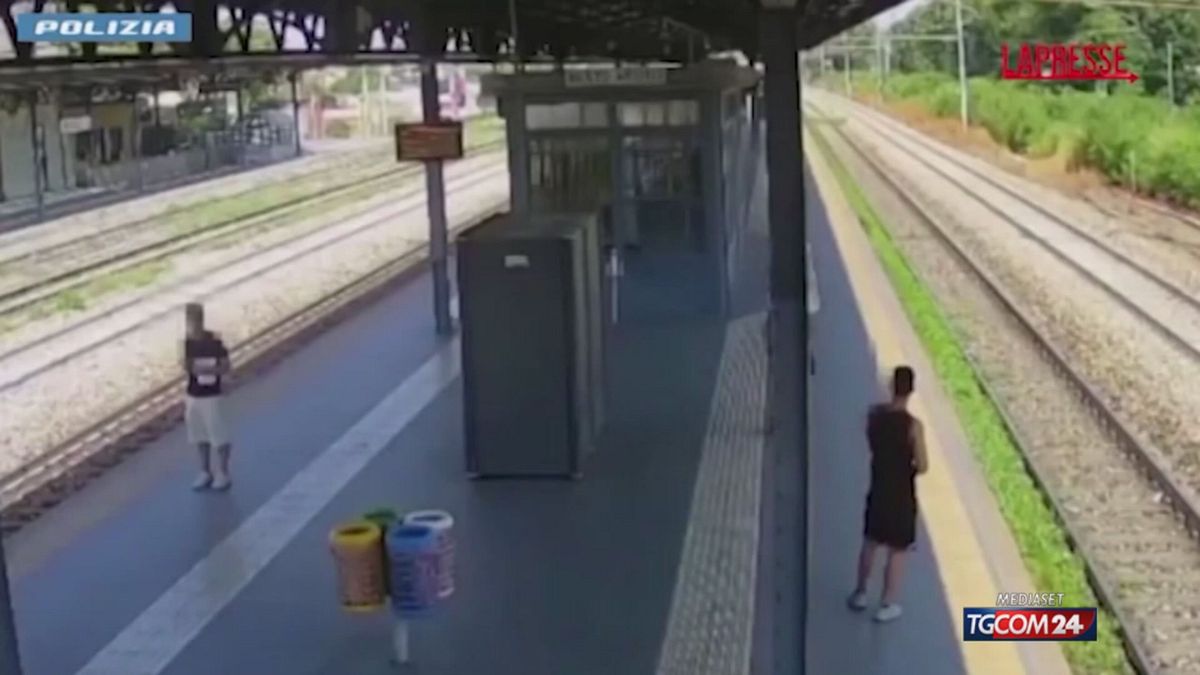 Turista aggredito in treno, due fermi