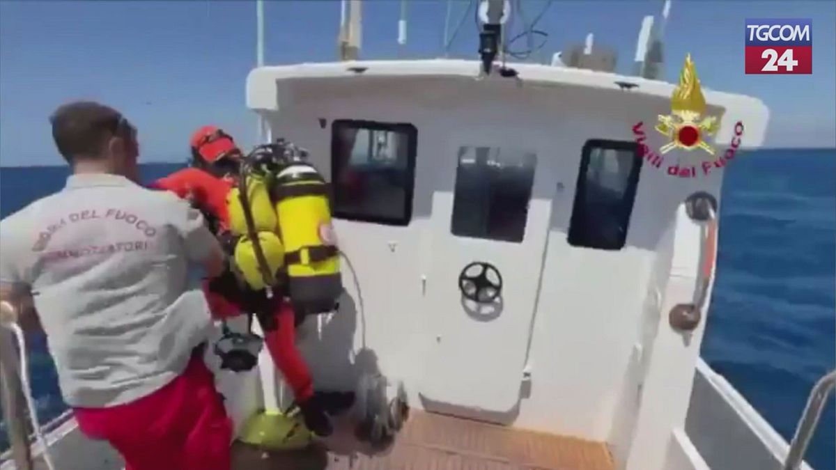 peschereccio ribaltato ad anzio continuano le ricerche del disperso