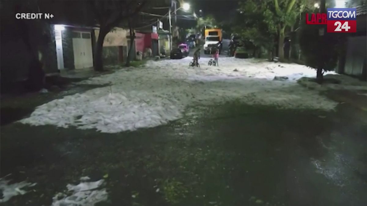Città del Messico, la grandinata crea un paesaggio invernale da favola