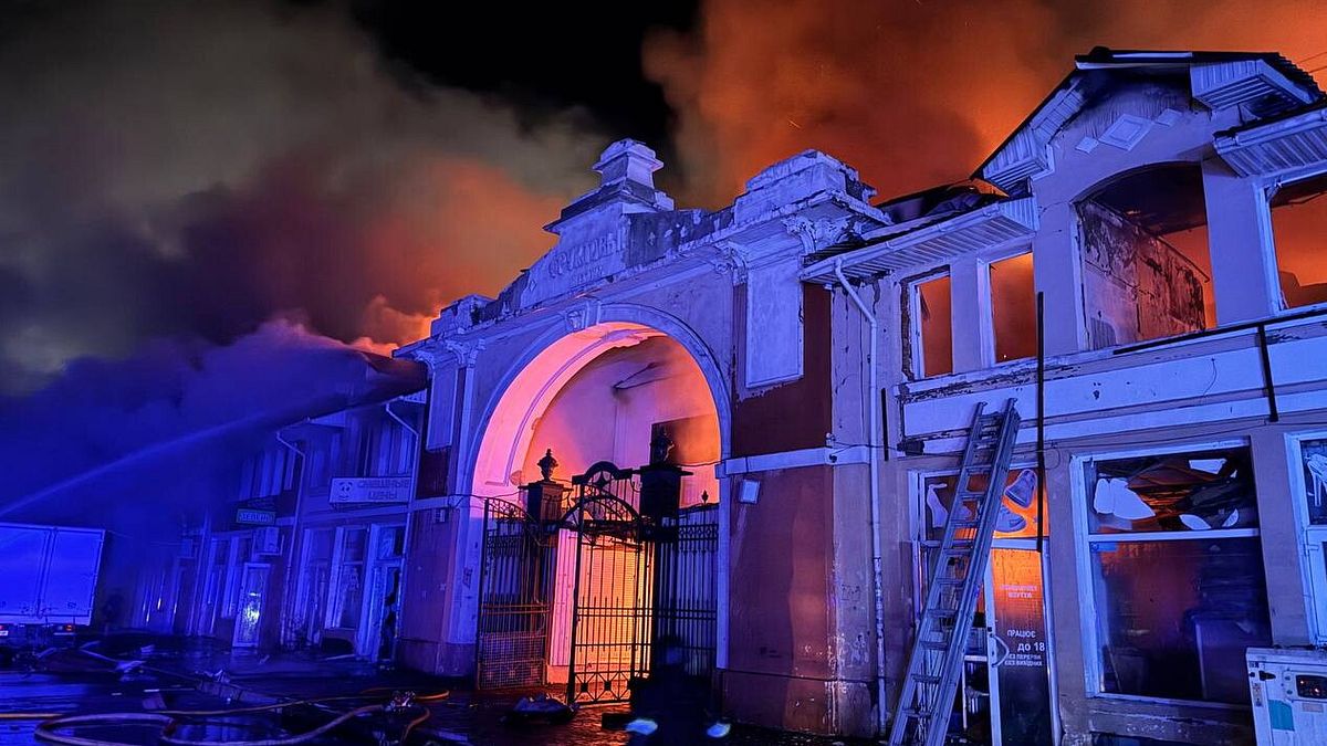 Ucraina, attacchi russi nella notte su Odessa: civili feriti e danni a siti Unesco | Colpito lo storico mercato della città