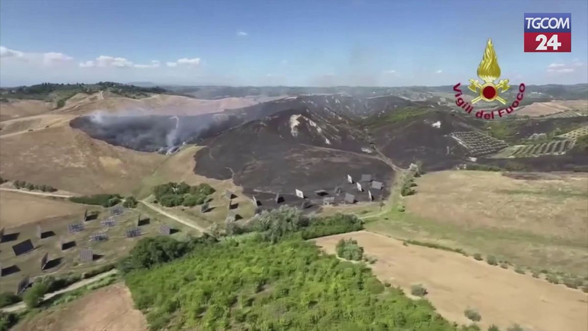 Certaldo, vasto incendio minaccia impianti fotovoltaici