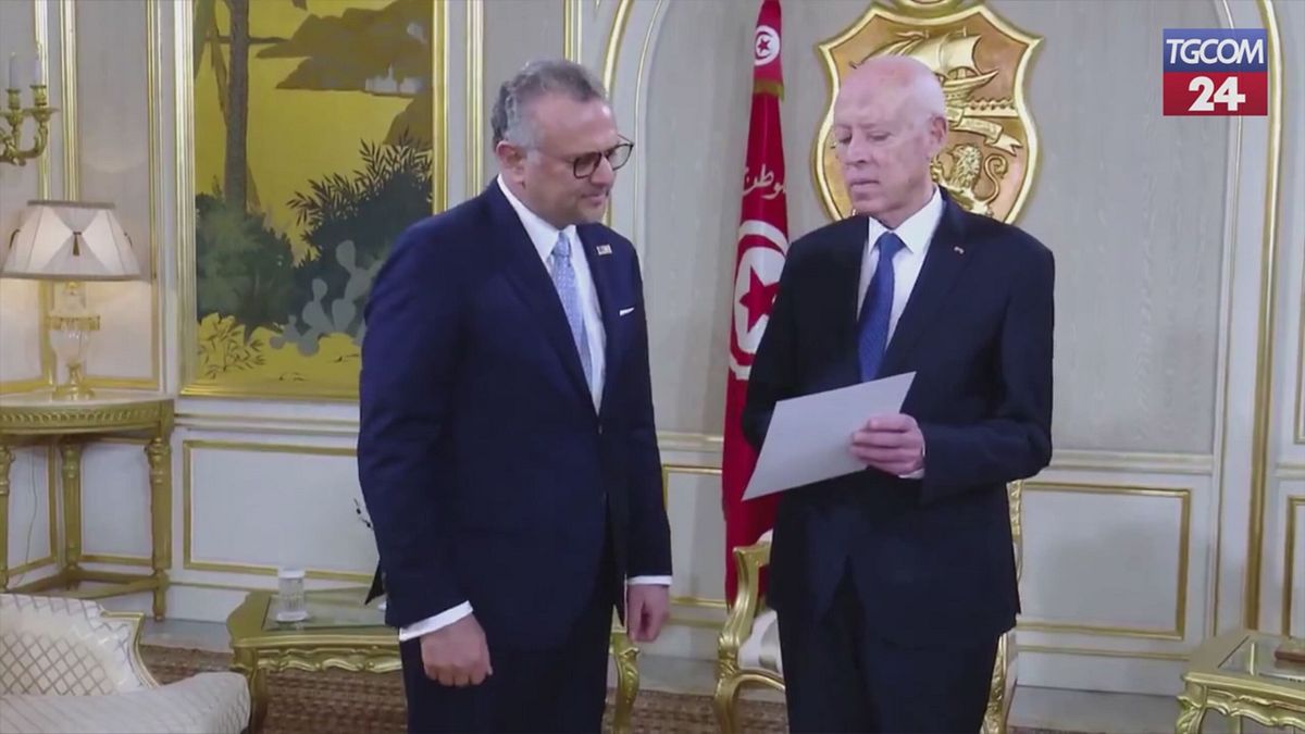 mangiano sabbia il presidente della tunisia mostra all inviato di trump le foto dei bambini di gaza