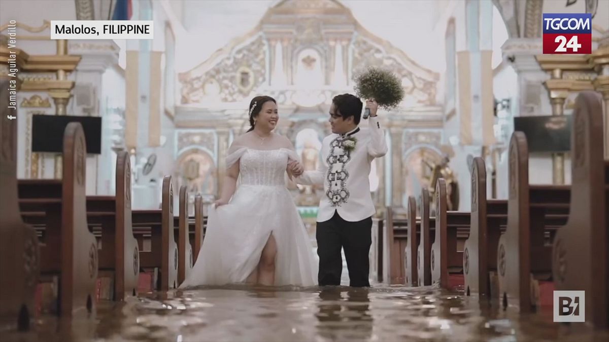 filippine l alluvione non ferma il matrimonio le nozze si celebrano in una chiesa allagata