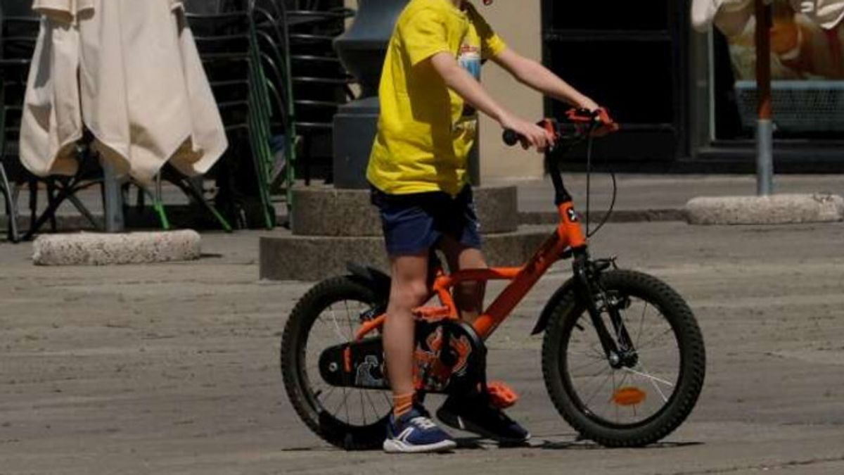 Bimbo in bici contro un furgone parcheggiato, i vigili multano il papà: è polemica
