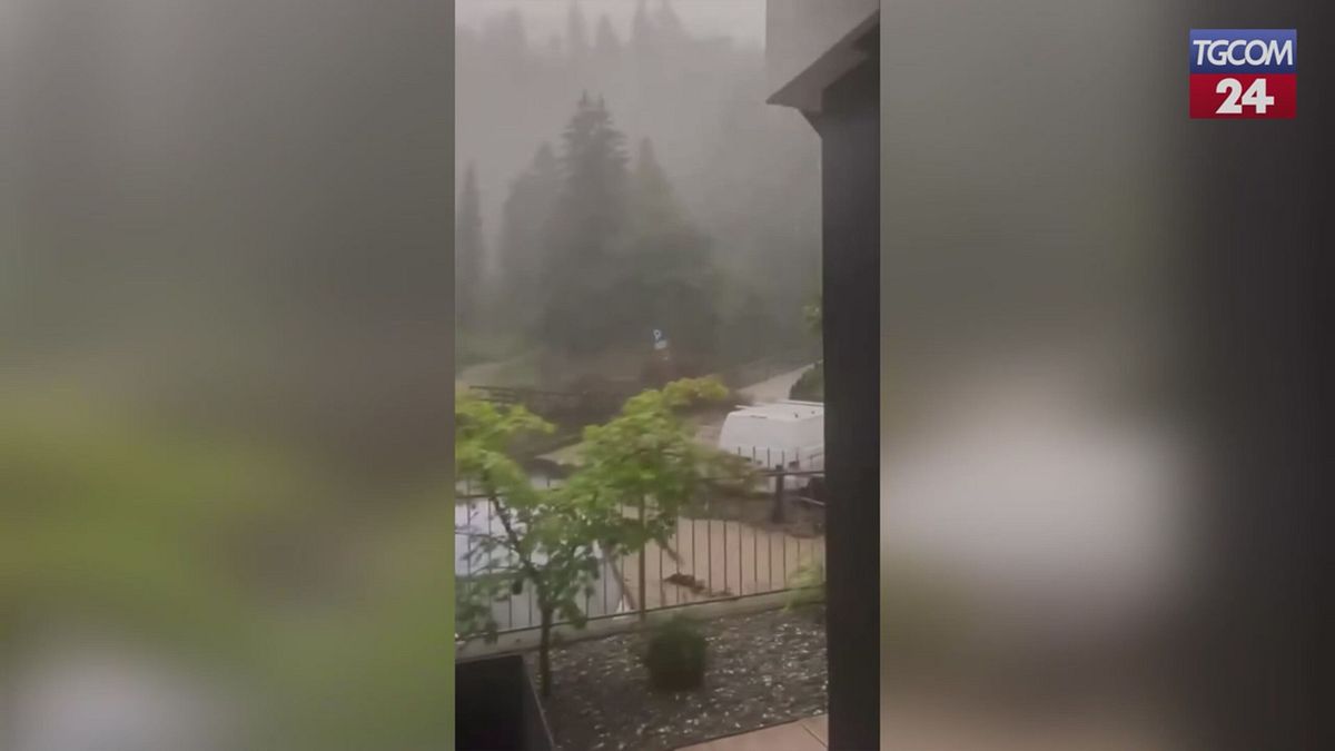 Frane in val Passiria, fango invade la statale e spazza via un ponte
