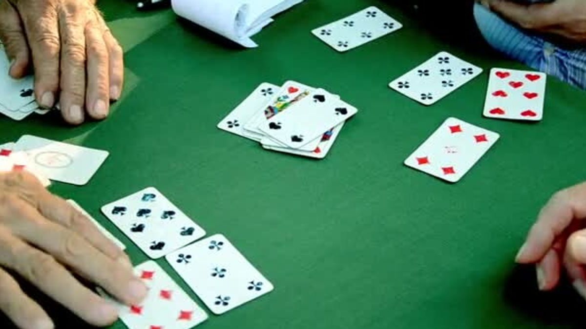 monza partita a carte finisce in rissa al centro anziani volano urla pugni e una dentiera
