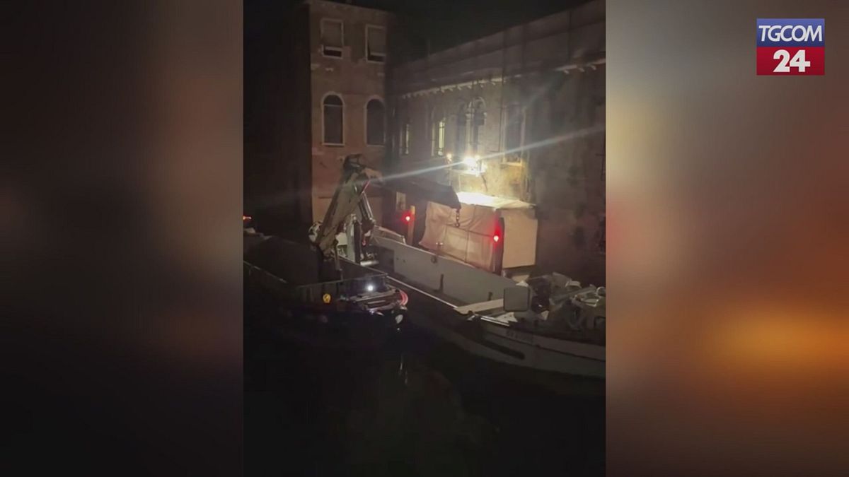 venezia rimossa opera di banksy the migrant child sar224 restaurata
