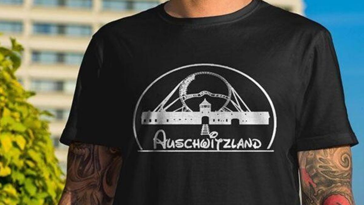 indoss242 a predappio la t shirt auschwitzland militante di destra di nuovo assolta