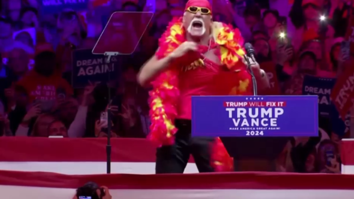 quando hulk hogan si strapp242 la maglietta per trump