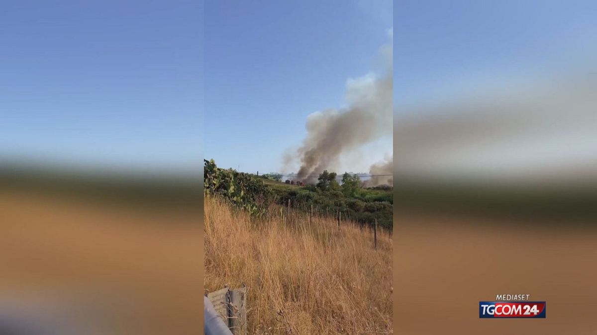 incendio nel crotonese evacuato un villaggio turistico