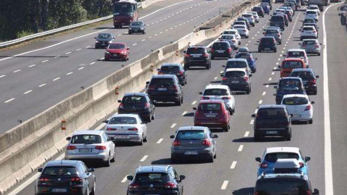Vacanze, scatta un altro weekend di fuoco per gli automobilisti: traffico da bollino rosso su strade e autostrade