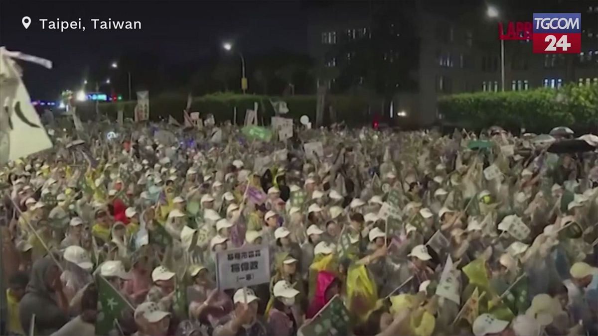 Taiwan, migliaia in piazza per protestare contro la Cina