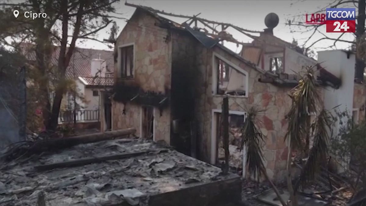 Cipro, vasto incendio: villaggi evacuati e case distrutte