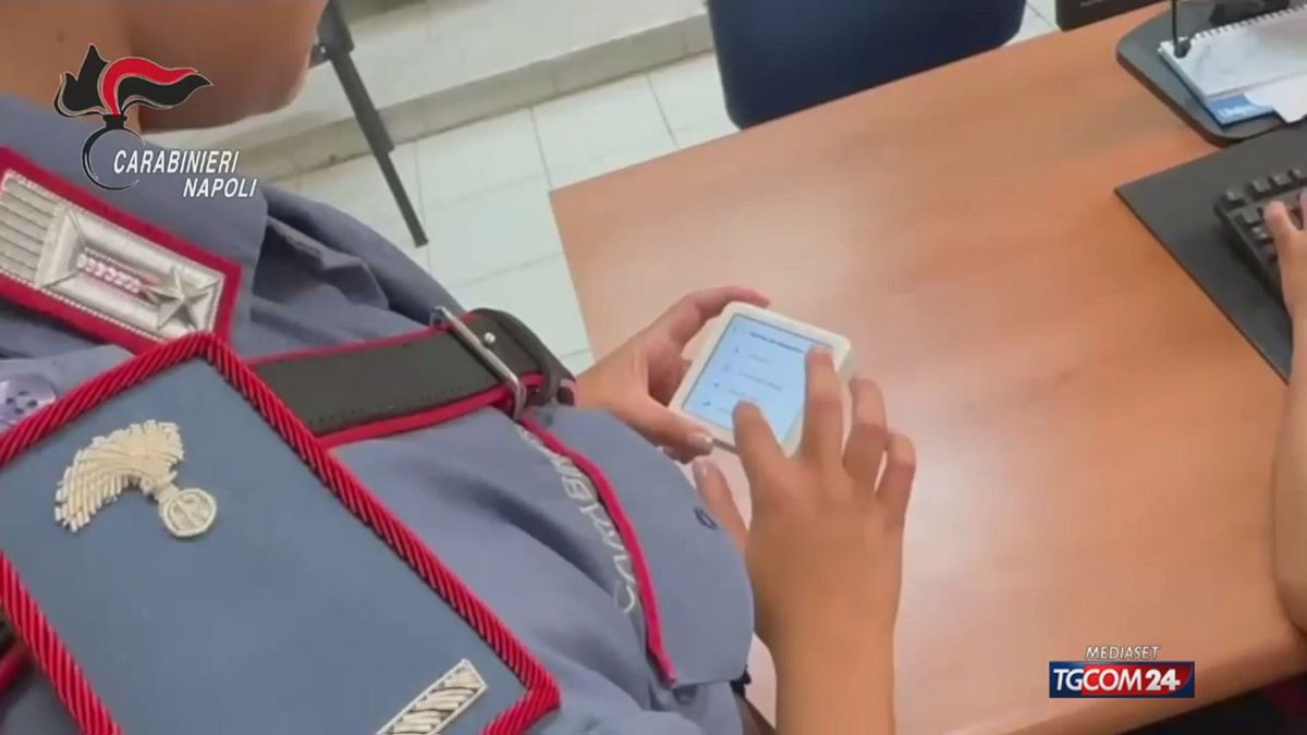 Sorrento, con un pos pirata per rubare soldi dalle carte: arrestata una 36enne