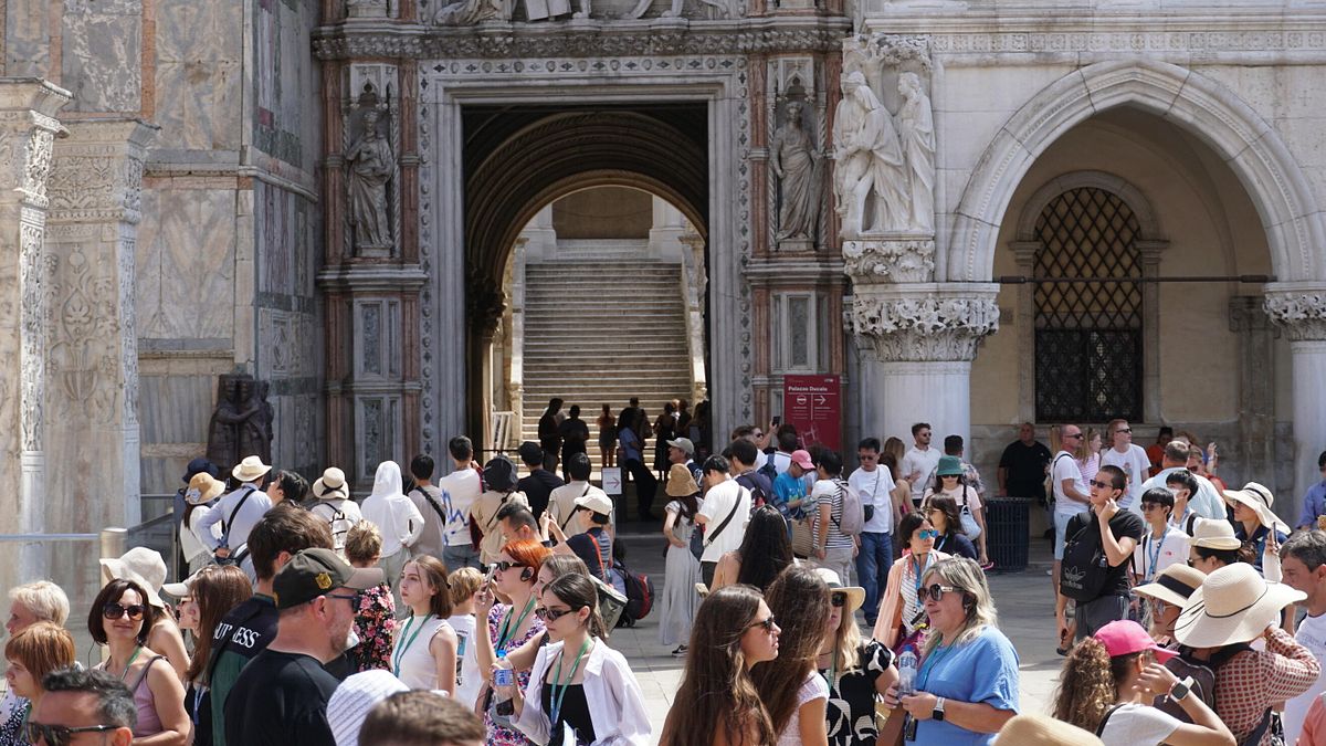 Venezia, i commercianti di Piazza San Marco: "Serve una tassa di 100 euro per i turisti mordi e fuggi"