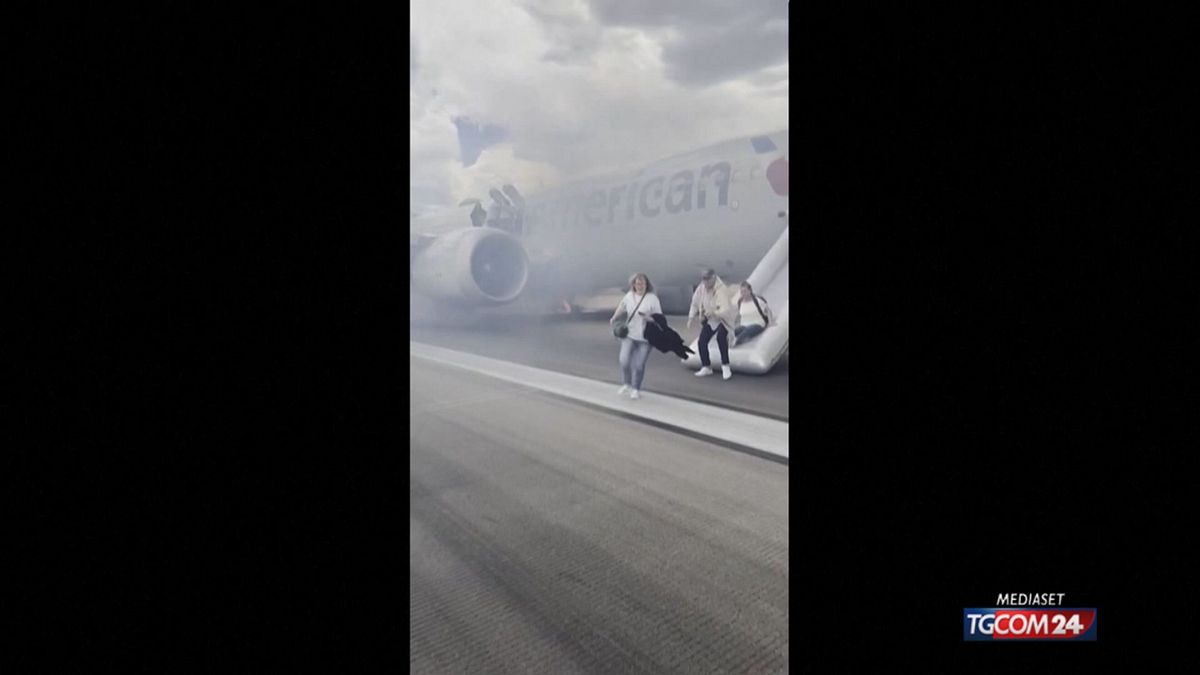 Fumo e fiamme in fase di decollo, aereo evacuato a Denver