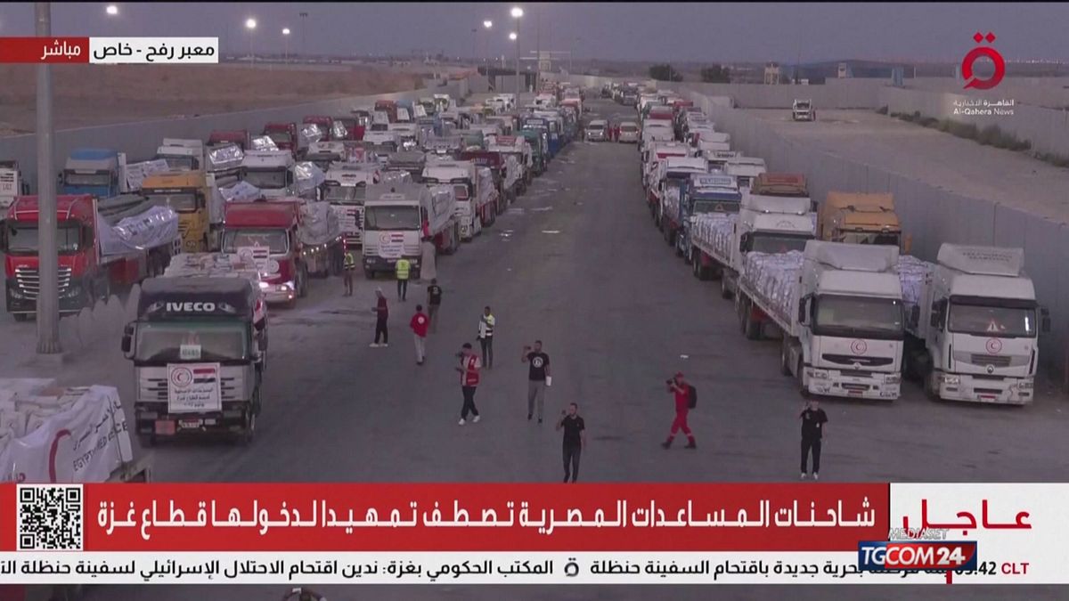i camion con gli aiuti egiziani entrano a gaza