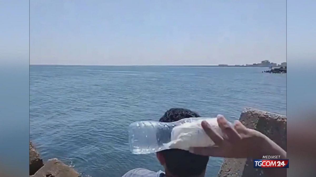 Aiuti Gaza, riso in bottiglie lanciate in mare: scoppia la protesta degli ambientalisti
