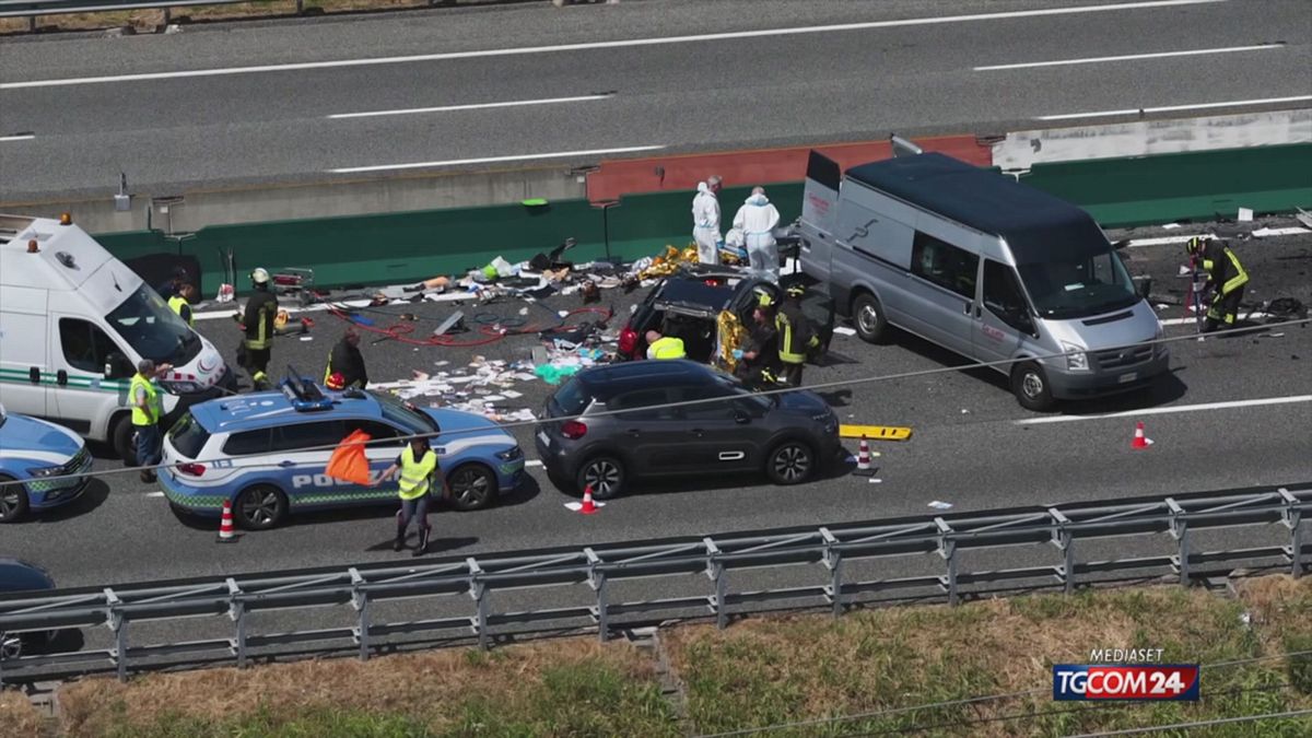 auto contromano in corsia di sorpasso sulla torino milano 4 morti