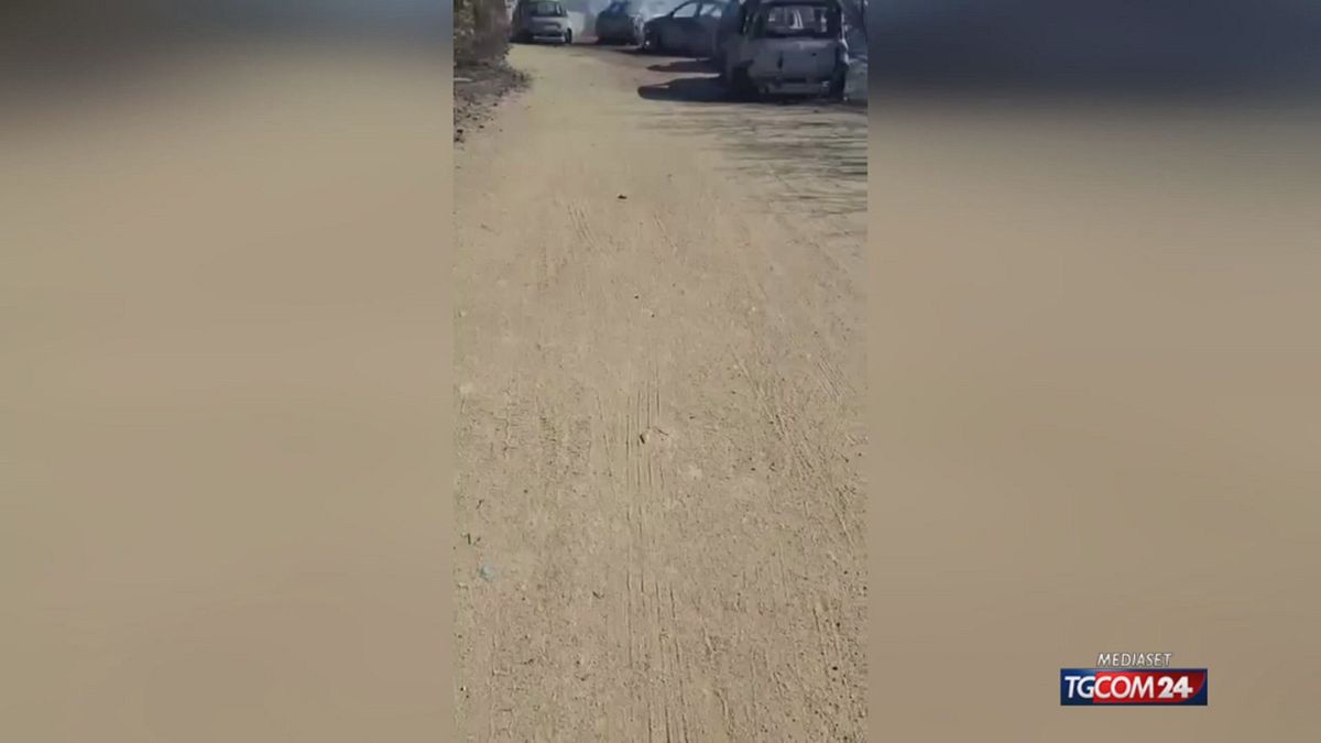 incendio a villasimius il parcheggio 232 un cimitero di auto