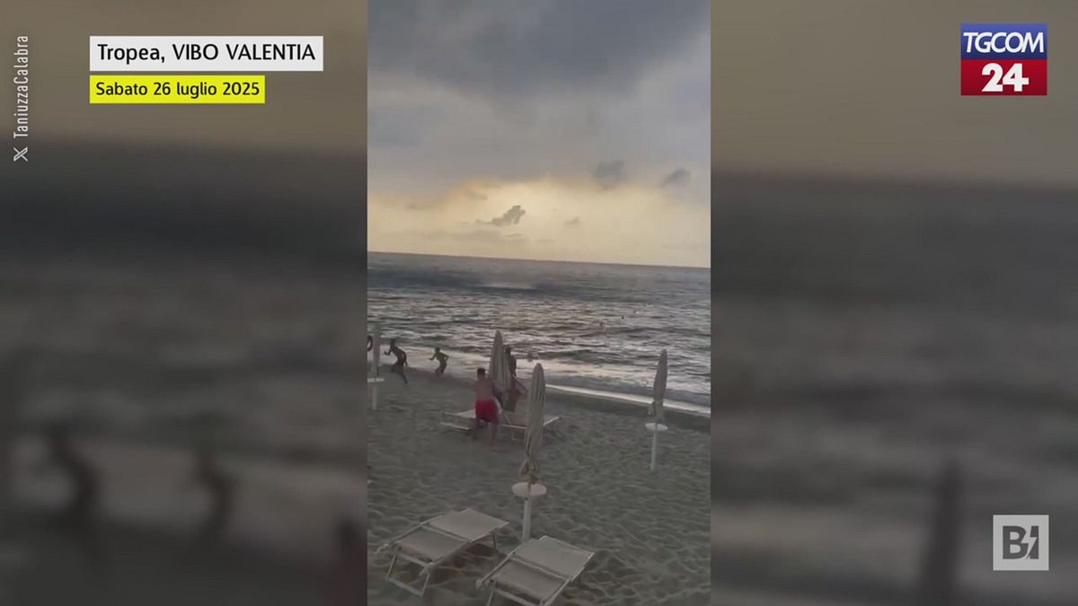 paura a tropea tromba marina investe la spiaggia bagnanti in fuga