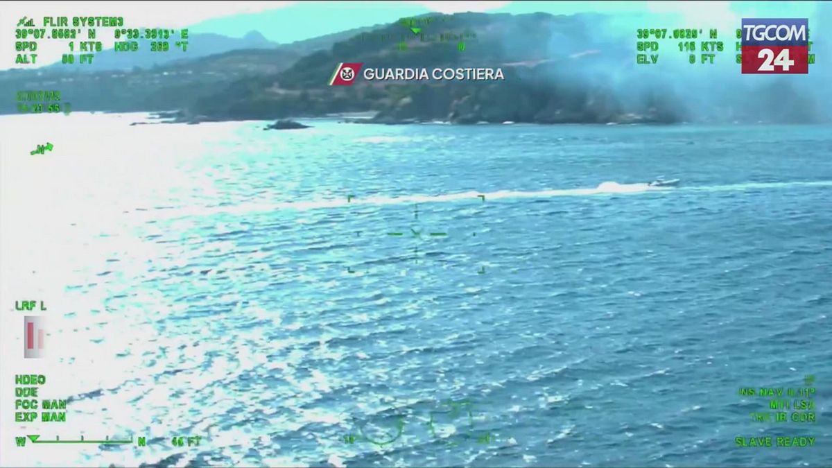 incendio a villasimius i bagnanti fuggono sugli scogli le immagini dall elicottero della guardia costiera