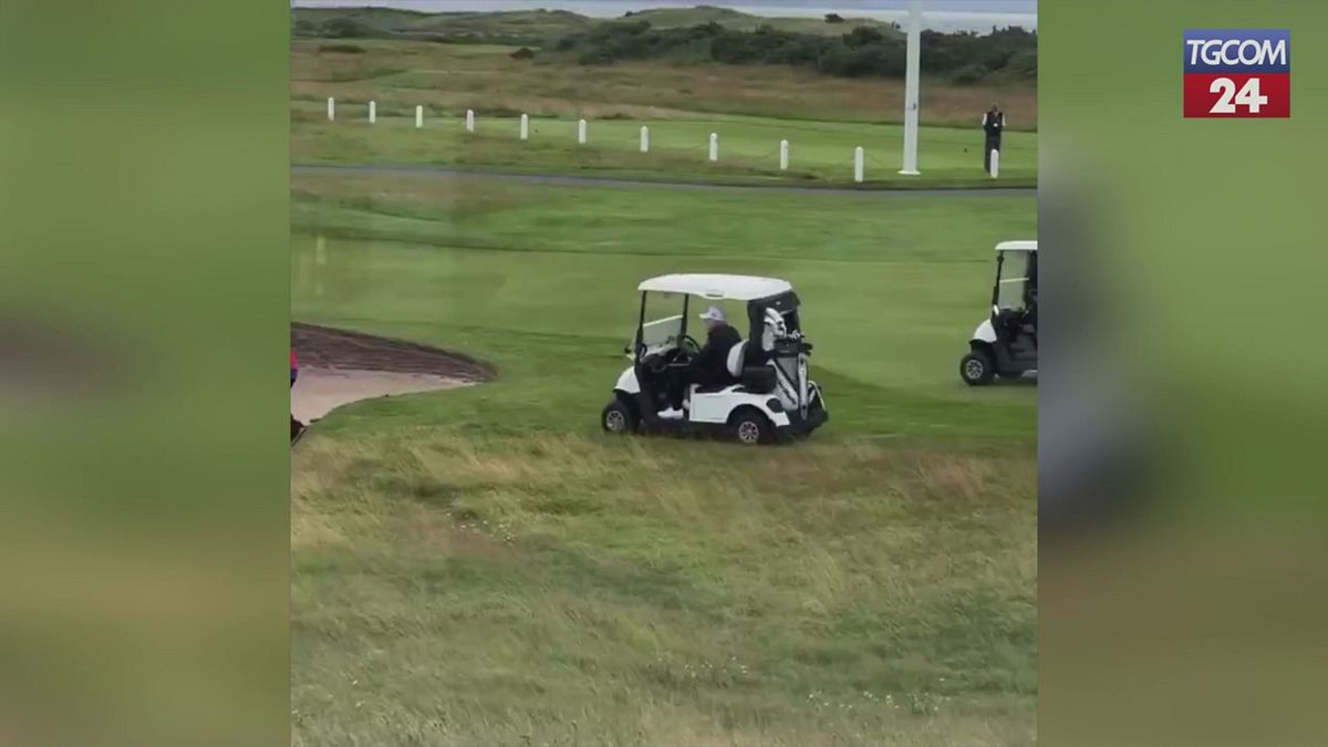 trump e l aiutino sospetto sul campo da golf ha barato durante la partita