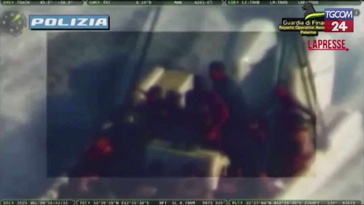 arrestato presunto scafista a lampedusa le immagini del blitz
