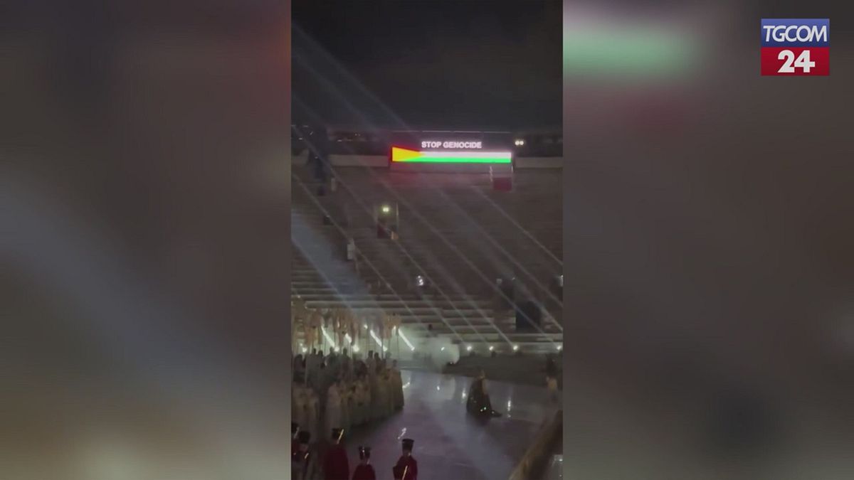verona all arena compare la scritta stop genocide durante l aida l applauso del pubblico