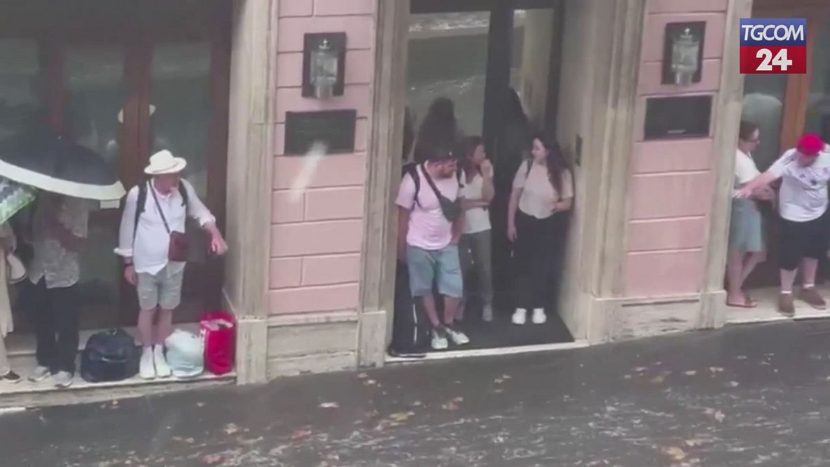 violento temporale su roma le strade del centro come fiumi