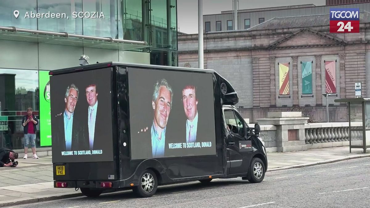 trump in scozia in strada sfila un furgone con la sua foto accanto a epstein