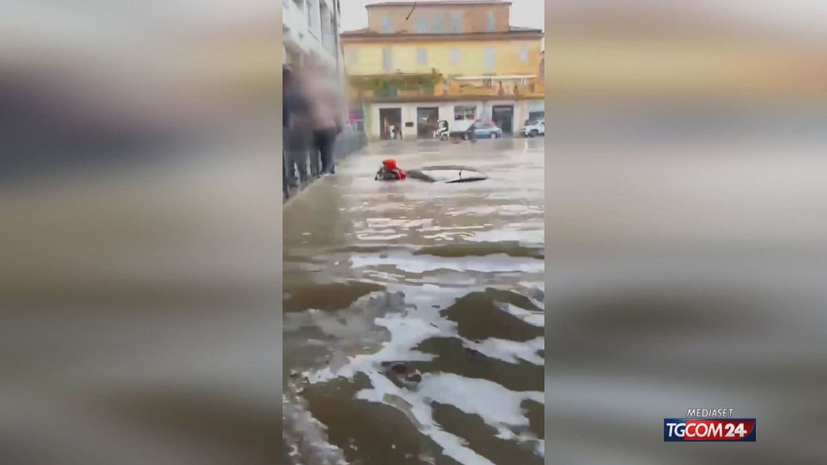 maltempo a san benedetto del tronto alberi sulle auto e sottopassi bloccati