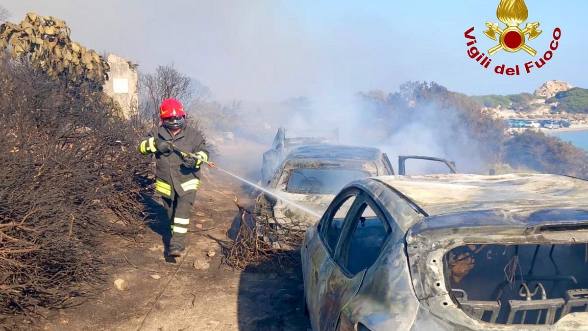 incendio a villasimius si indaga sulla presenza di un auto sospetta