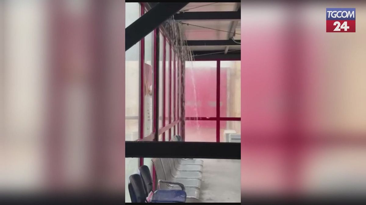 nubifragio a monopoli cascata invade la sala d attesa del pronto soccorso