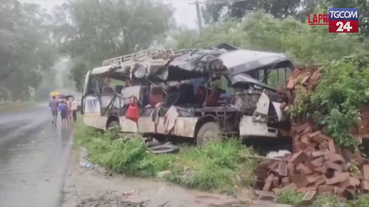 india pullman di pellegrini ind249 contro un camion il luogo dello schianto